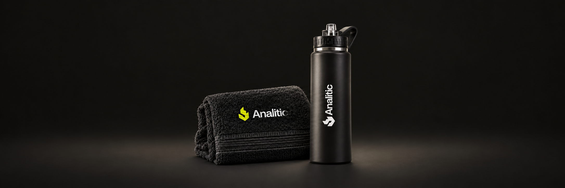 Botella negra y toalla Analitic, el kit de regalo de la preventa